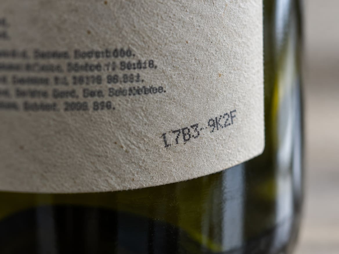 Detalle de una etiqueta con el lote y el nombre del elaborador